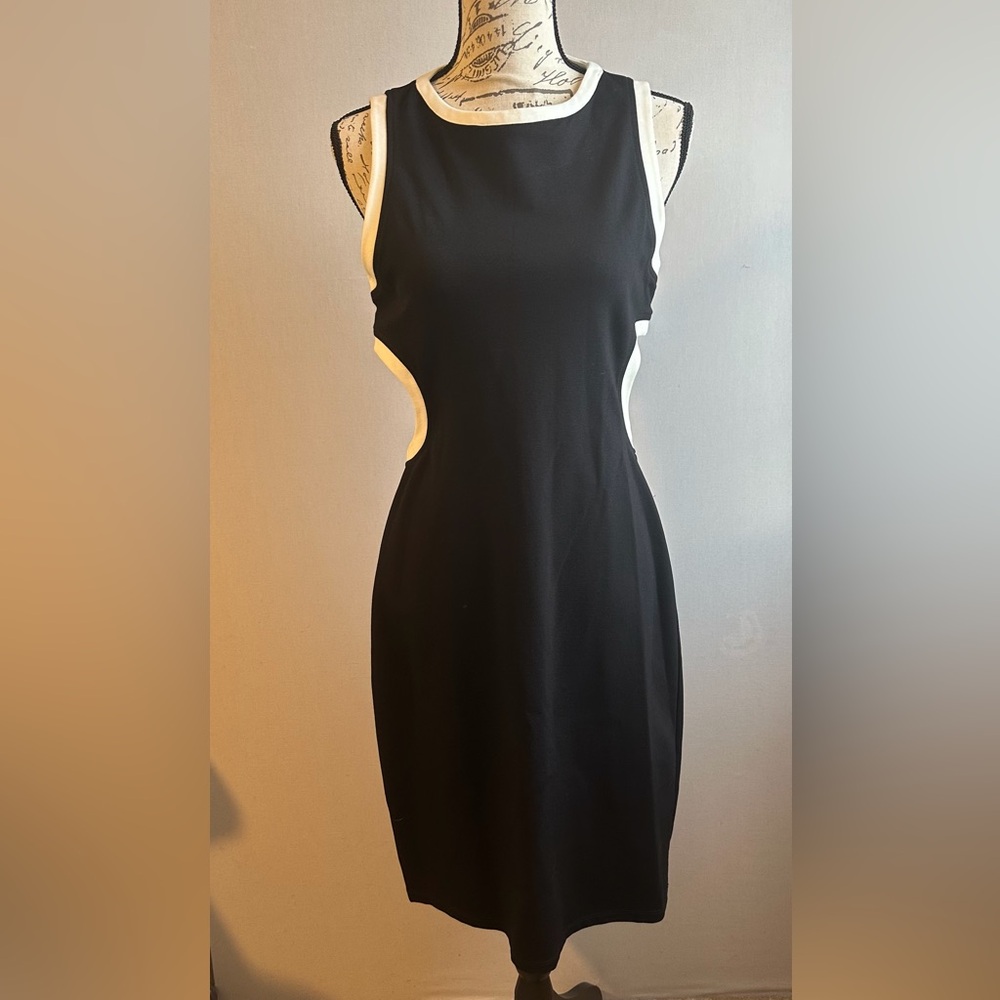 Eva Franco Sophisticated Side Cutout Dress  Contrast Trim. Black&White. Size 10